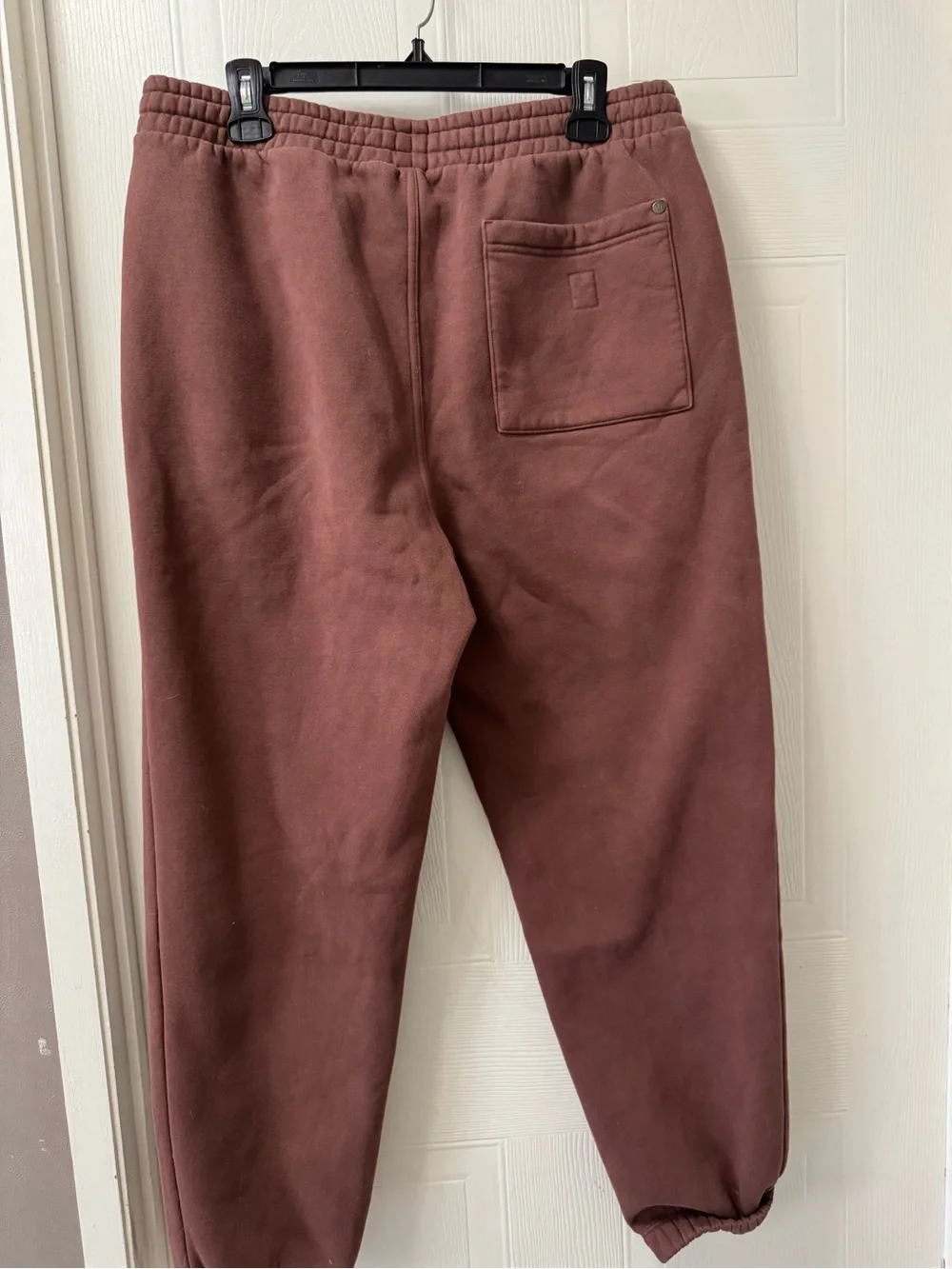 Vuori Men's Joggers in Dusty Mauve with Contrast Drawstring